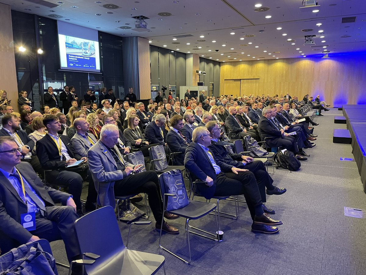 Lukasz_Malin's tweet image. Zaczęliśmy Kongres Kolejowy 😀
Największe branżowym wydarzenie w kraju. Na sali przedstawiciele @MI_GOV_PL @PKP_SA @PKP_PLK_SA oraz największych firm od wykonawców jak @BudimexSA czy @STRABAG_PL po @PKPIntercityPDP @POLREGIO_PL i innych przewoźników.