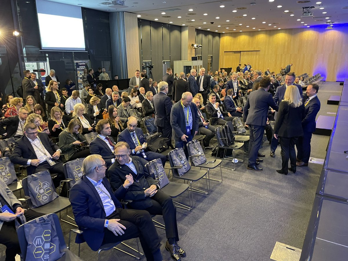 Lukasz_Malin's tweet image. Zaczęliśmy Kongres Kolejowy 😀
Największe branżowym wydarzenie w kraju. Na sali przedstawiciele @MI_GOV_PL @PKP_SA @PKP_PLK_SA oraz największych firm od wykonawców jak @BudimexSA czy @STRABAG_PL po @PKPIntercityPDP @POLREGIO_PL i innych przewoźników.