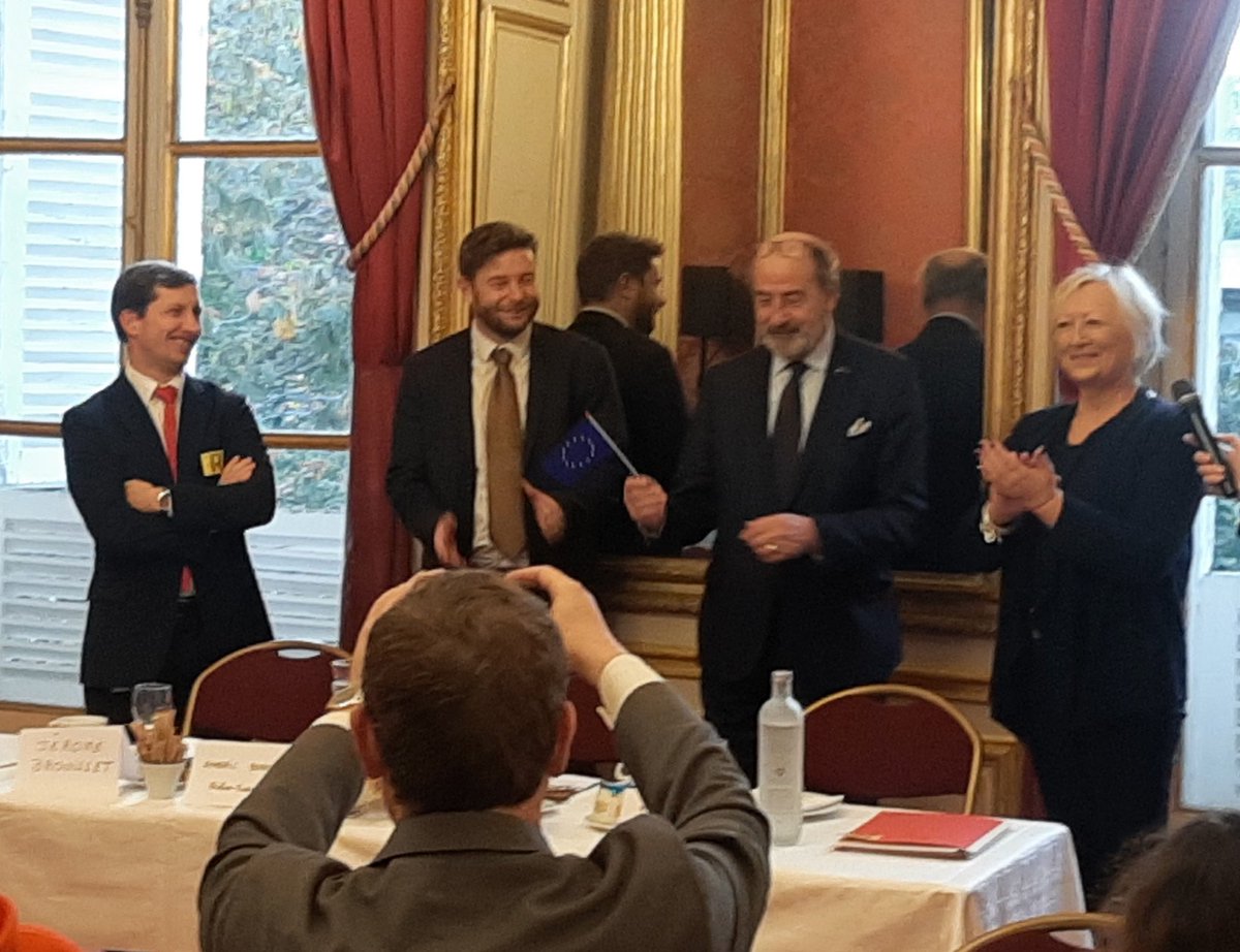 La Sénatrice <a href="/C_MorinDesailly/">C.Morin-Desailly</a> accueille au <a href="/Senat/">Sénat</a> M.Brouillet dircab🇪🇺<a href="/LaurenceBoone/">Laurence Boone</a> pour parler du bilan #pfue et M.Fleischmann <a href="/CZAmbassade_FR/">Ambassade de la République tchèque à Paris</a>  à la Présidence🇨🇿du Conseil de l'#UE
"Il est essentiel plus que jamais de remettre les valeurs européennes au centre de nos priorités"