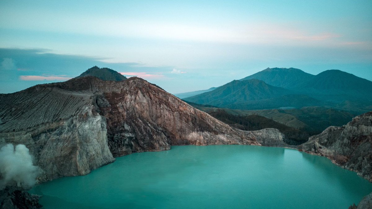 EastJavaTourism's tweet image. Located between 3 districts; Banyuwangi, Situbondo and Bondowoso. The attraction of #MountIjen tourism is the charm of the blue fire that burns brightly at dawn
📸unsplash.com/@asvp_aang