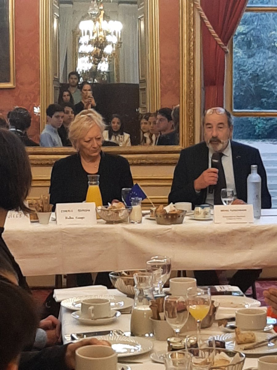 Michal Fleischmann Ambassadeur <a href="/CZAmbassade_FR/">Ambassade de la République tchèque à Paris</a> "Nos priorités se sont essentiellement focalisées sur la #guerre en #Ukraine. Mais aussi sur la crise #migratoire, l'importance de vérifier les informations, la #résilience de la #démocratie. Il n'y a pas de démocratie sans règles."