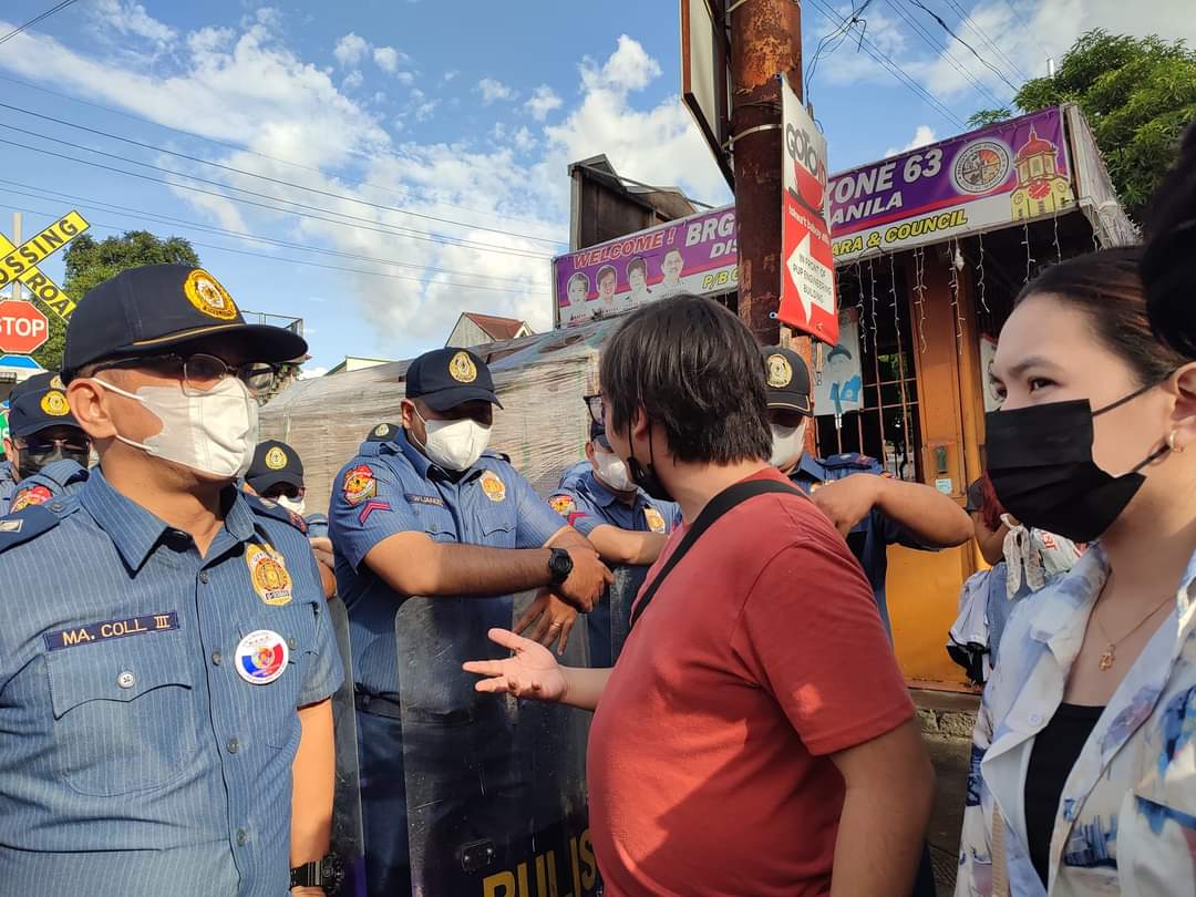 pupcocdakom's tweet photo. 𝗧𝗜𝗡𝗚𝗡𝗔𝗡 | Makikita ang barikadang binuo ng kapulisan habang nagsisimula ang pag-martsa patungong Gate 2 ng Unibersidad ng Sto. Tomas ng mga Iskolar ng Bayan bilang pagkilos ngayong International Students' Day. https://t.co/fwBNfTP7Ck