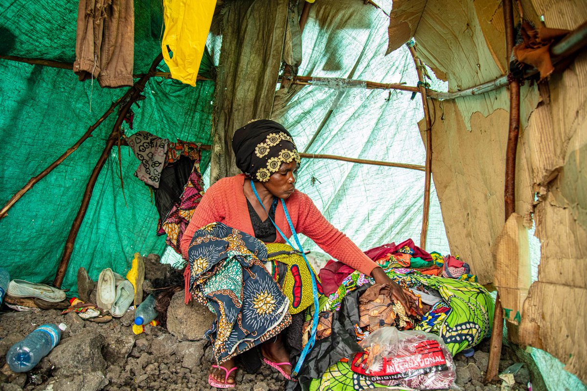 Mariamu Rutura mère de 4 enfants l'une de déplacés de guerre dans L'Est de 🇨🇩, Avec sa machine à coudre. Elle s'installe au milieu du camp pour atteindre plus de cibles les déplacés et surtout les résidents. Elle nourrit sa famille grâce à cette activité, ceci lui rend positive.