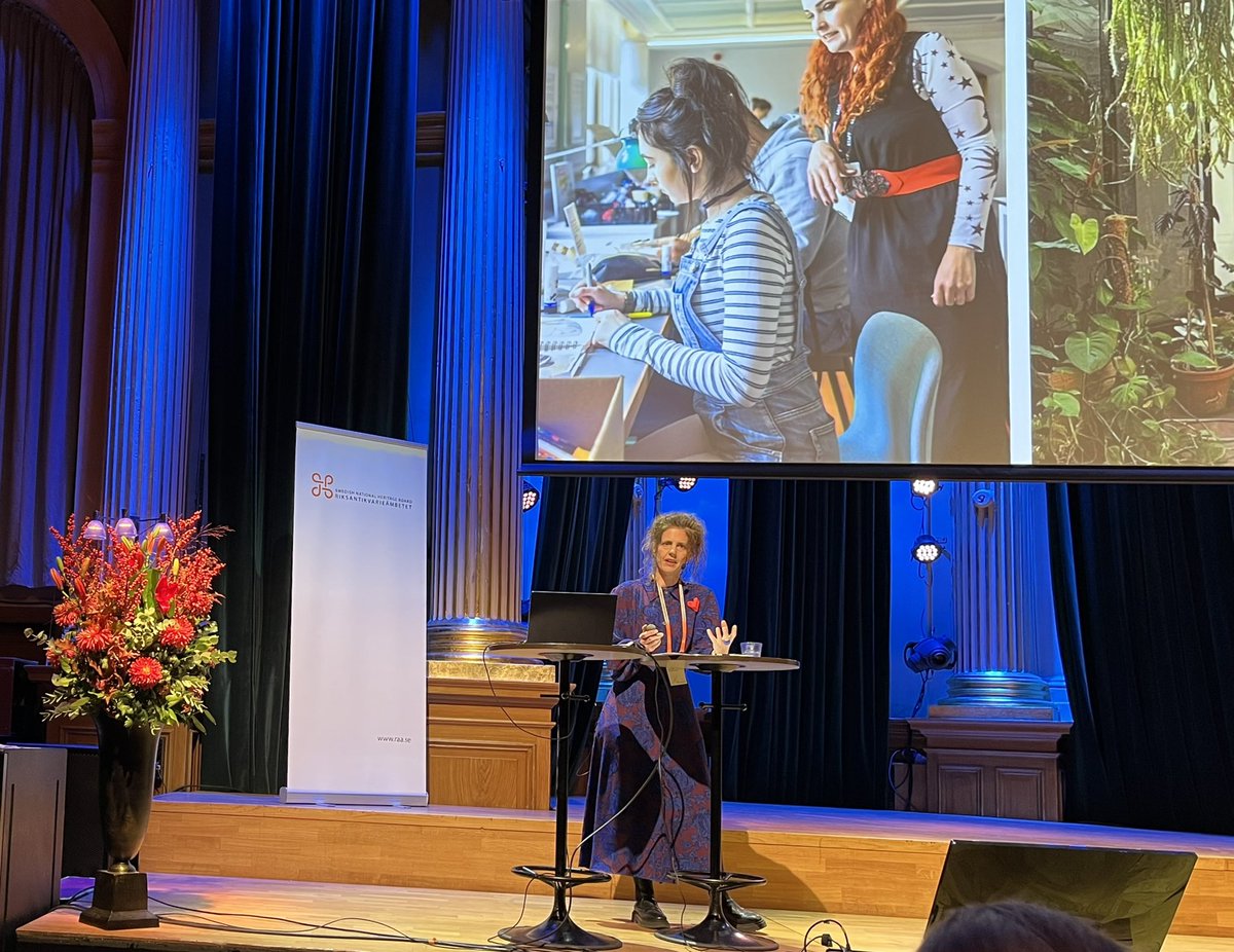 Framtiden innebär samarbete. Esme Ward <a href="/McrMuseum/">Manchester Museum</a> inleder dag två av Höstmötet 2022 som har fokus på digitalisering med att tala om hur museer kan var en drivande kraft i samhället. Läs en intervju här: raa.se/omvarld-och-in… #höstmöte