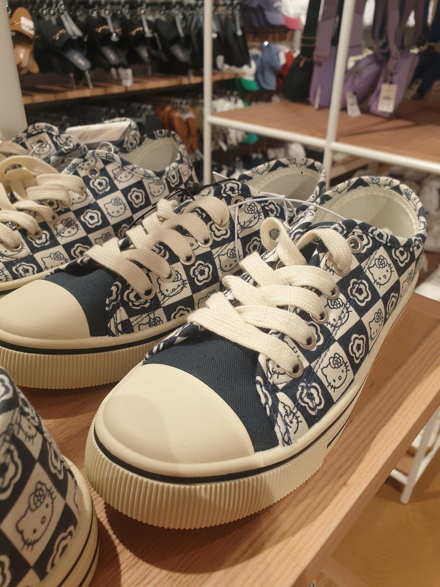 Leigh van den Berg tweet media