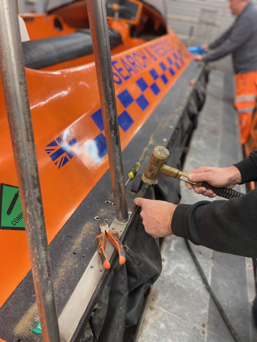 BARB_OPS's tweet image. Some essential maintenance by the @barbhovercraft #volunteers last night, changing / replacing our crafts Skirts, Attachments &amp;amp; Protective Strips, as well as an A~Z inspection - this is an integral part of being part of the #team and keeping us #RescueReady