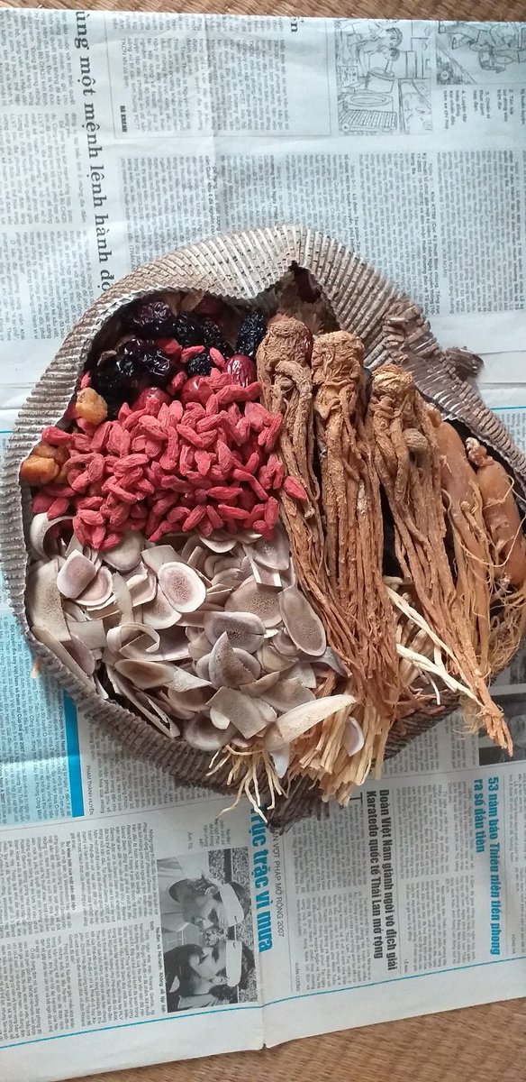 NhBiThT1's tweet photo. Thang ngâm rượu ngập tràn các dược liệu quý ngâm với 20l rượu mà giá chỉ có 1tr có phải là quá rẻ không ạ https://t.co/VWwYeiiMie