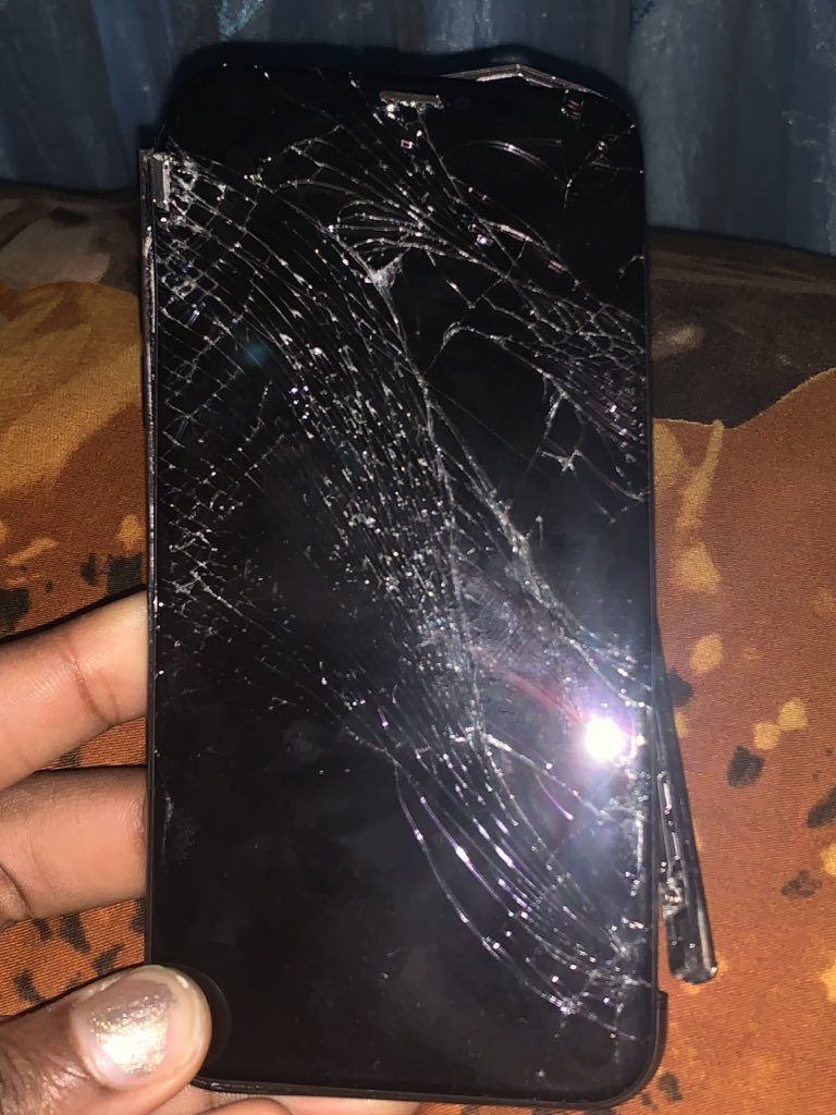 RT @Favouritegurl_: Who knows where I can fix this phone ? https://t.co/7HOTfcJsah