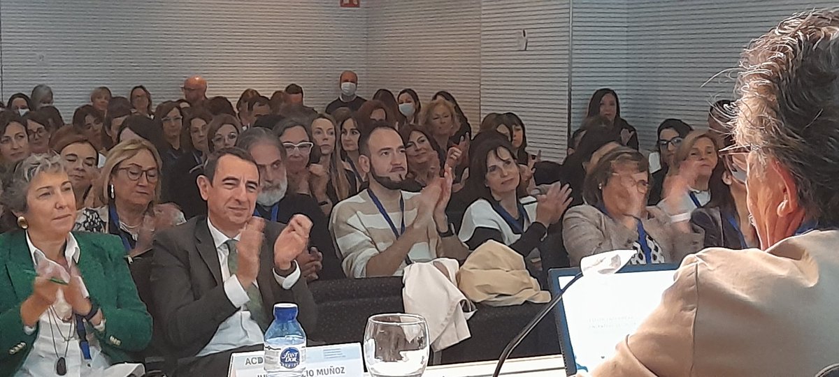 Infermeres_ACDI's tweet photo. "Si els líders no gestionen, moren de desànim. Costa trobar bons gestors i que siguin bons líders. Ens queda molt per treballar en gestió i lideratge" afirma Juan Paricio, vicepresident d'ANDE en la jornada #ACDIANDE #infermeres #gestores https://t.co/vI52r3YtzW
