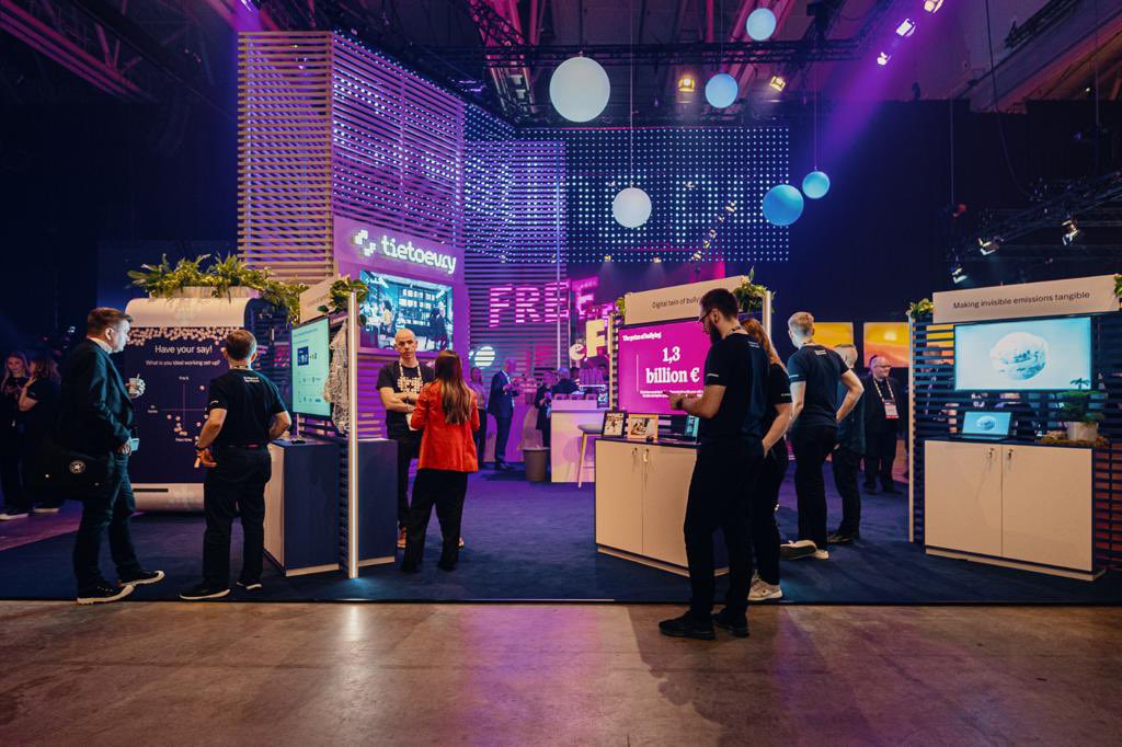 Tietoevryfi's tweet image. Joko löysit meidän #Slush2022 ständille? Esittelyssä mm. ratkaisu jonka avulla pystymme pelastamaan viinisatoja jäätymiseltä, sekä ratkaisu jonka avulla pyrimme estämään koulukiusaamista. Ja toki paljon muuta 👌🏻 #purposefultechnology #innovaatio #vastuullisuus