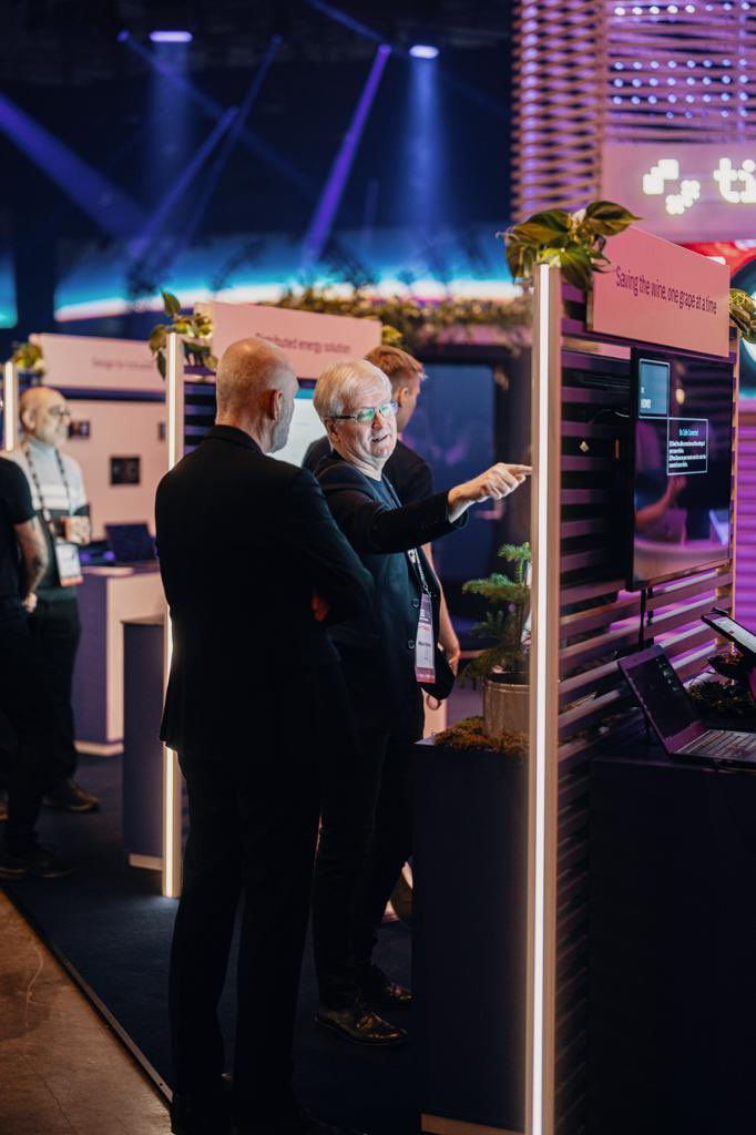 Tietoevryfi's tweet image. Joko löysit meidän #Slush2022 ständille? Esittelyssä mm. ratkaisu jonka avulla pystymme pelastamaan viinisatoja jäätymiseltä, sekä ratkaisu jonka avulla pyrimme estämään koulukiusaamista. Ja toki paljon muuta 👌🏻 #purposefultechnology #innovaatio #vastuullisuus