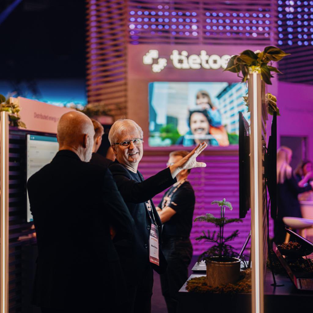 Tietoevryfi's tweet image. Joko löysit meidän #Slush2022 ständille? Esittelyssä mm. ratkaisu jonka avulla pystymme pelastamaan viinisatoja jäätymiseltä, sekä ratkaisu jonka avulla pyrimme estämään koulukiusaamista. Ja toki paljon muuta 👌🏻 #purposefultechnology #innovaatio #vastuullisuus