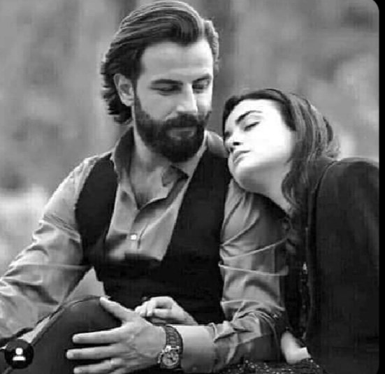 أحلمُ الآن،،،
في هذة الظهيرة،،!!
أجلس بجوارك،،،
أسند رأسي المثقل على كتفيك ،،الخفيفين،
وأفكر كيف غدت حياتي بسهولة
بسهولة تخطيت كل شيء
حتى جوارحي هدأت معك 💙