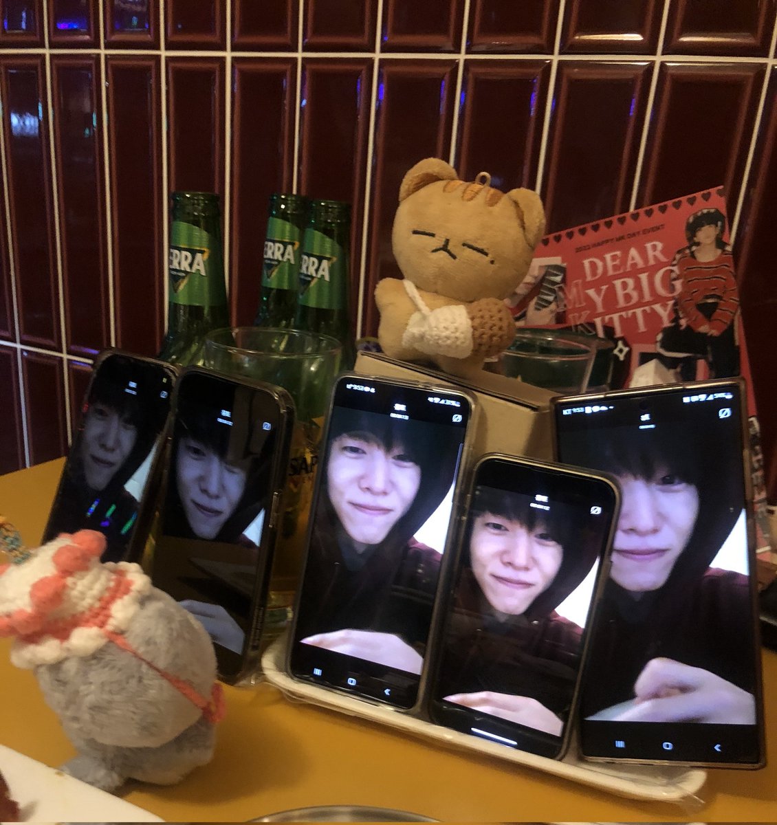 🍕더핏짜 온앤오프엠케이점
여기피자팔아요?
ㄴskrr
내부가 정말 예뻐서 있는 내내 정말 행복했어요..
막판 럭드 달려서 띠둥실이랑 물티슈도 얻었어요>< 무엇보다 피자가 너모 맛있고 사장님이 친절하심..
유토 라이브도 스껄하게 즐겼다네요 지금 생각해도 행복해요.. 🫶🏻
#YOYO_피자팔아요