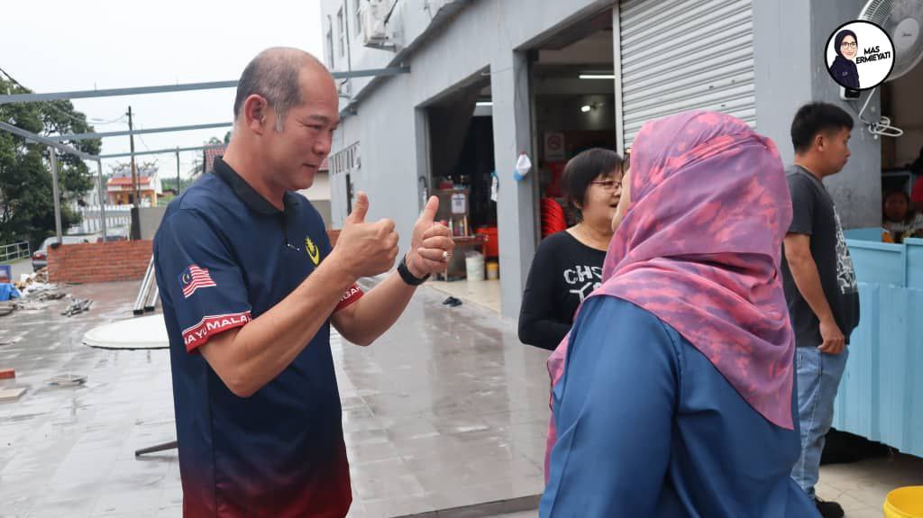 emysamsudin's tweet photo. Berbaki esok saja lagi sebelum ke tarikh pengundian. Dapat juga saya menerangkan tawaran saya kepada orang ramai.
Singgah ziarah kematian tadi. Salam takziah dan sama-sama kita doakan.
#TerusBekerja #TerusBerkhidmat #masjidtanah #calon02 #perikatannasional #BersihdanStabil https://t.co/ufyXLdh0pH