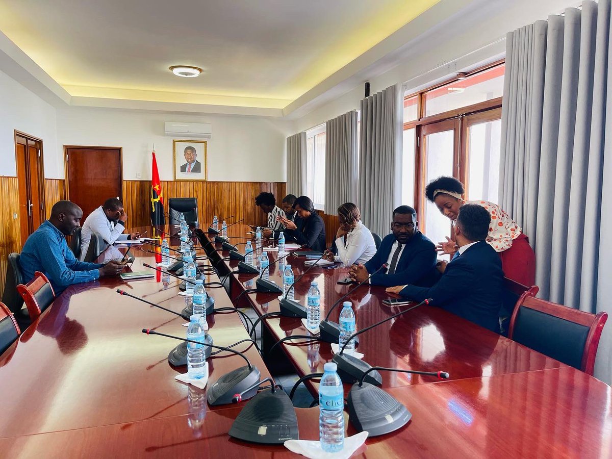 hach_adilson's tweet photo. Hoje começamos o dia com uma reunião de alinhamento com o Conselho de Administração do BCI, no âmbito da realização do Fórum Empresarial que terá lugar no dia 19 de Novembro na província do NAMIBE. 

#parceirosdenegocios
#INAPEM
#Namibe
#ServicosFeitosEmAngola 🇦🇴 https://t.co/9HjNm7CfvV