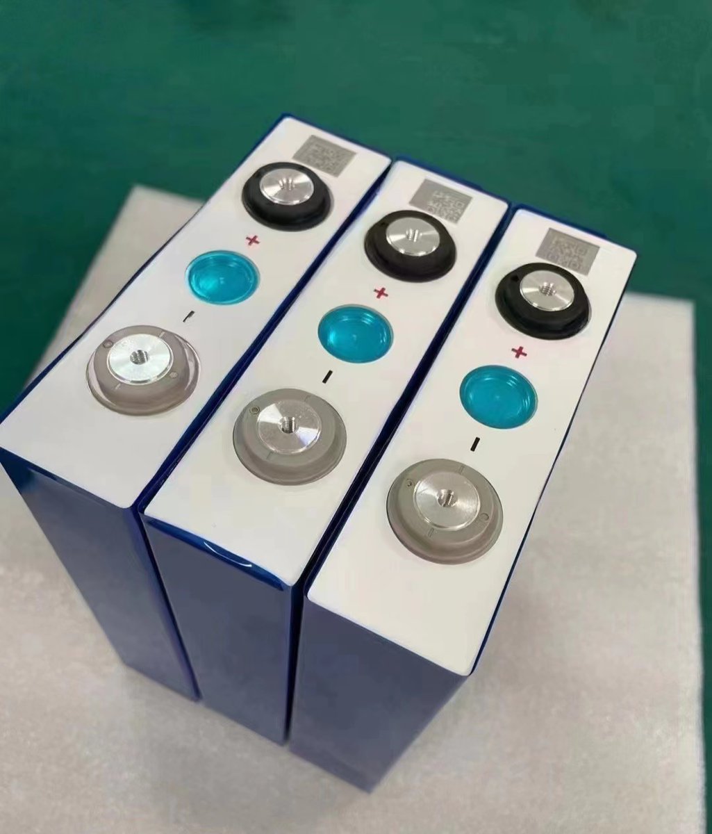 EVE 3.2V 90ah
Model: LF90K
Size: 36-130-200
Internal resistance: 0.2 mω,2C continuous discharge
Life: 6000 cycles
Available from stock.

Welcome to inquire for more information.
#Batterylifepo4 #DIYbatterypack #DocanTech #lithiumbattery