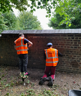WMPS_Comms's tweet photo. Here are our Community Payback team hard at work repairing crumbling churchyard walls at St Peter's Churchyard in Halesowen. The project gives opportunities for people on probation to develop their skills while giving back to the community.
#communitypayback #wmps
@hmpps https://t.co/Ufs6IS9R4v