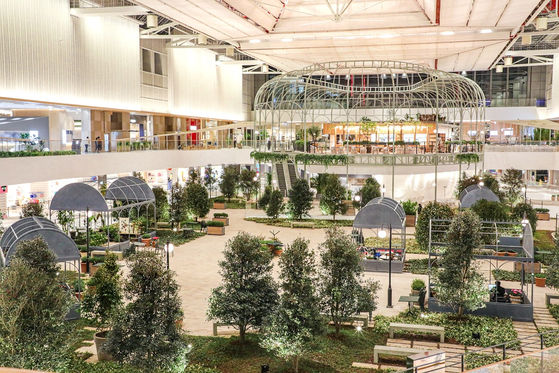 EnjoyDigitAll's tweet photo. (#ISC22ECH) #Huyndai est un centre commercial en Corée du Sud 🇰🇷 ➡️ Havre de paix pour un consommateur qui va venir pour retrouver de la fraicheur, se protéger de la pollution ☮️
Néanmoins, cela a un coût ! 💰
@Echangeur @BNPP_PF @BNPParibas https://t.co/aNfzXdBMVf