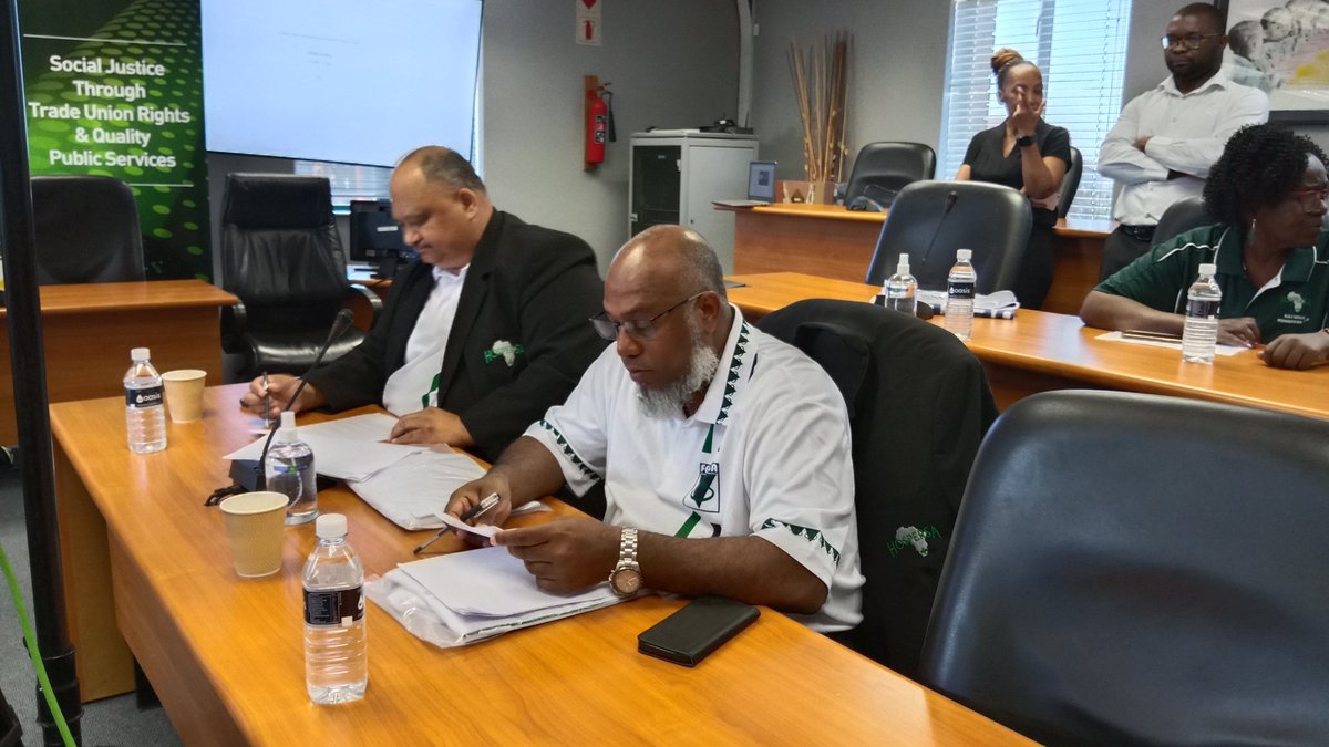 FEDUSAMedia's tweet photo. FEDUSA representatives Mr. Gregg Rafferty and Mr Waheed Hoosen preparing for a joint media briefing that is underway at the Public Service Co-Ordinating Bargaining Council (PSCBC) in Pretoria over the collapse of salary negotiations in the public service. #PSA #HOSPERSA #FEDUSA https://t.co/tPxxGC0C4s