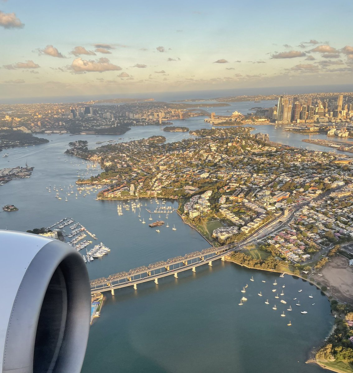 pmenzies08's tweet photo. Thanks Melbourne for an awesome two days, followed by one of the bests views in the world on returning home.
Still remember having a phone like the one in the hotel, then a quaint London Cab ride home from the airport.
#Sydney #nicetobehome https://t.co/TMGmaDGvWt