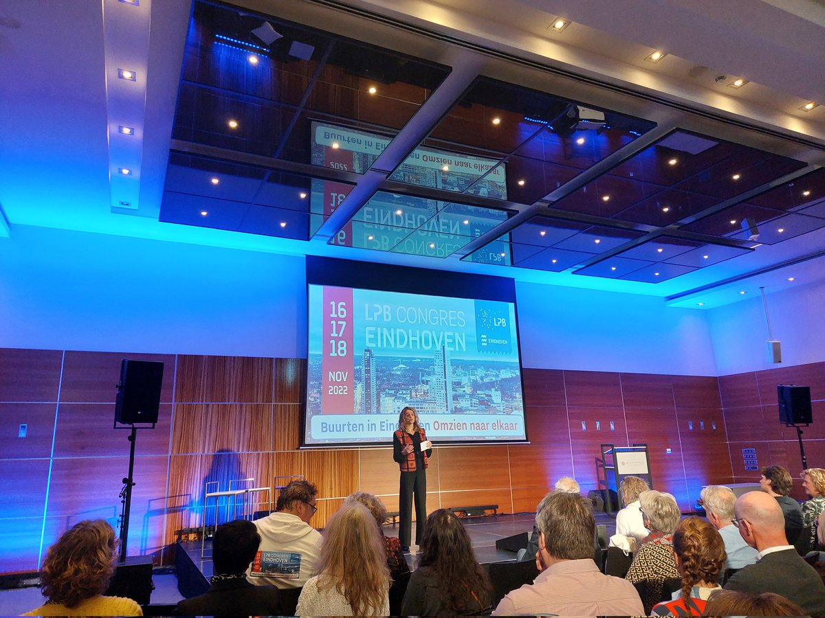 We zijn vandaag warm muzikaal gestart met het #lpbconges  #omziennaarelkaar nu uitleg over buitenstaanders en gevestigden #afgehaaktnederland spreker #JossedeVoogd #gebiedsgerichtwerken