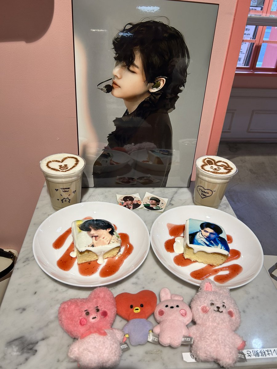 kaosan2020's tweet photo. 昨日テテのパネル展へ

スローガンでも持っている大好きな黒衣装テヒョンをお持ち帰りできました！
テヒョン愛を感じる素敵なテテペンさんとも待ち時間にお話しできて、胸が温かくなりました💜

癒されました💜
ありがとうございました！

@V_Pintor__  님
@V_PintorJP 様
@tigcafe 様 https://t.co/PSRgCwuSAb