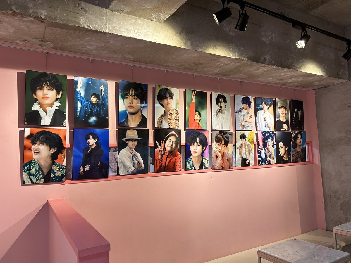 kaosan2020's tweet photo. 昨日テテのパネル展へ

スローガンでも持っている大好きな黒衣装テヒョンをお持ち帰りできました！
テヒョン愛を感じる素敵なテテペンさんとも待ち時間にお話しできて、胸が温かくなりました💜

癒されました💜
ありがとうございました！

@V_Pintor__  님
@V_PintorJP 様
@tigcafe 様 https://t.co/PSRgCwuSAb
