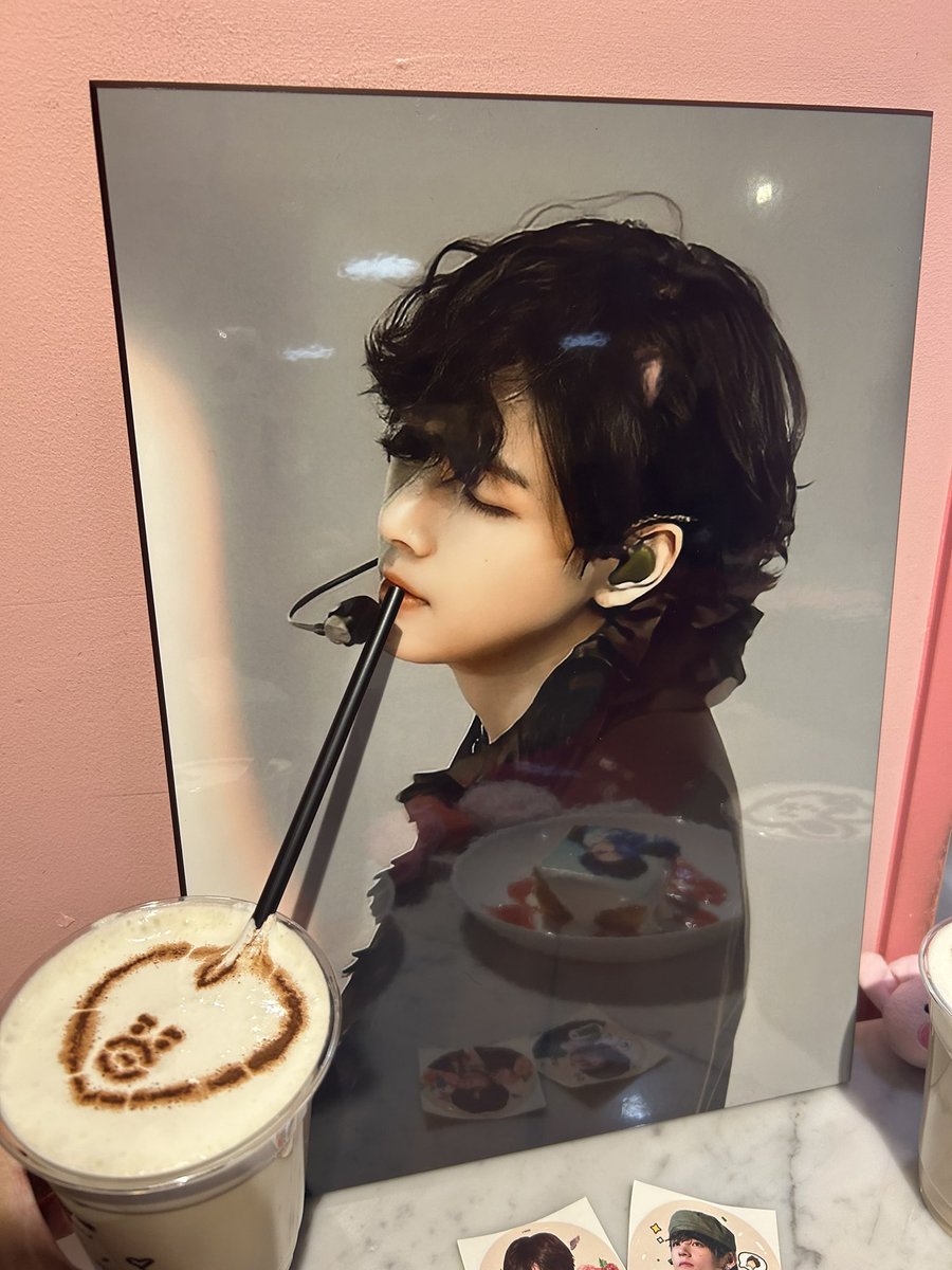 kaosan2020's tweet photo. 昨日テテのパネル展へ

スローガンでも持っている大好きな黒衣装テヒョンをお持ち帰りできました！
テヒョン愛を感じる素敵なテテペンさんとも待ち時間にお話しできて、胸が温かくなりました💜

癒されました💜
ありがとうございました！

@V_Pintor__  님
@V_PintorJP 様
@tigcafe 様 https://t.co/PSRgCwuSAb