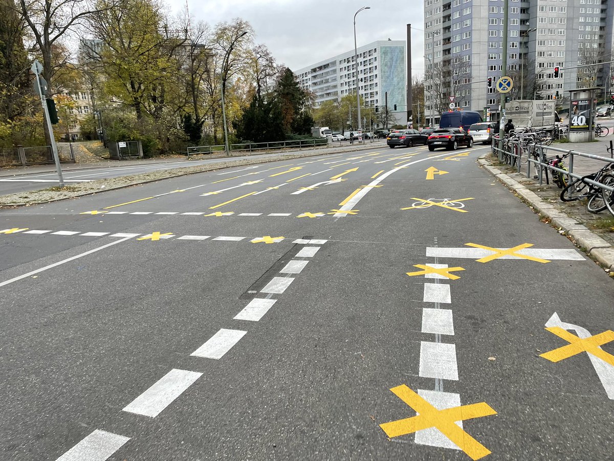 nicolediekmann's tweet photo. Hier fahre ich jeden Tag zur Arbeit lang. Seit einigen Wochen kleben diese gelben Pfeile dort. Als wäre das nicht verwirrend genug, wurden sie zwischenzeitlich bereits geändert. Das bringt viel Chaos - an einer Kreuzung, an der bereits 2 Radfahrer tödlich verunglückt sind. https://t.co/6MuNiJNCSy