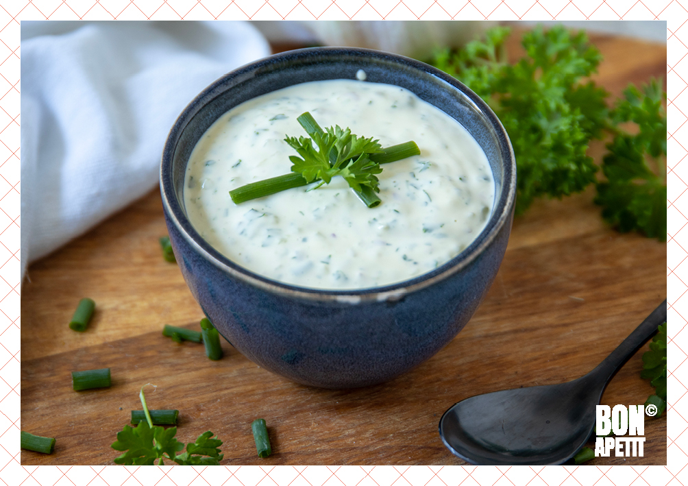 Tuurlijk als je #knoflooksaus koopt, ben je klaar, maar het is echt lekkerder als je het zelf maakt. Zoveel werk is het niet, binnen 10 minuten heb je een heerlijke zelfgemaakte knoflooksaus. Lekker voor bij het gourmetten de komende #feestdagen.
bonapetit.nu/recept/knofloo…