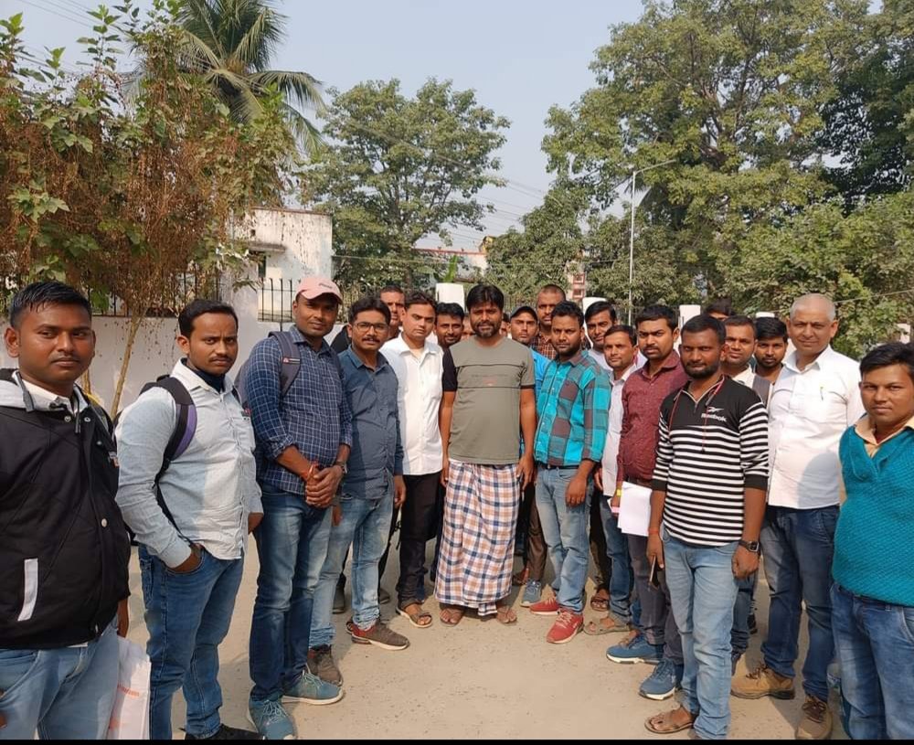 SumanSaurabhYa5's tweet photo. ये  जमीन से जुड़ा नेता हैं चांदी के चमक लेकर पैदा नहीं हुआ है  ये  विद्यार्थियों का दुख दर्द समझाता है  
 जय हिंद सर जी ❤❤🙏🙏
#अनियोजित कार्यपालक सहायक 
@Sandeep_Saurav_ 
@yadavtejashwi 
@sanjuydv 
@BJP4Bihar 
@iChiragPaswan 
@pushpampc13 https://t.co/tiKtr2Dywu