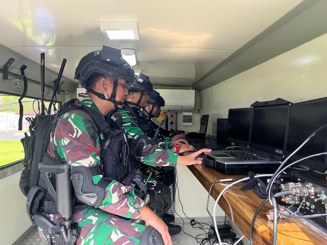 Jatosint's tweet photo. On Tuesday (15/11), an anti-drone team from Indonesian Air Force #TNIAU QRF/SF Command #PASGAT shot down (jammed) an illegal drone flying 3km south of Garuda Wisnu Kencana (GWK)
#G20Summit #G20Indonesia
📸@Kopasgat_TNIAU https://t.co/rElOrnfG6l