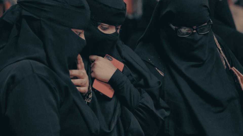 Hay un dato de Qatar que no se comenta demasiado pero me parece una absoluta locura. 

Si eres mujer y vas a Qatar con tu marido, existe un peligro muy bestia. Si te viola alguien en ese país, podrían CONDENARTE A TI por tener sexo fuera del matrimonio. 

Esto es escandaloso.