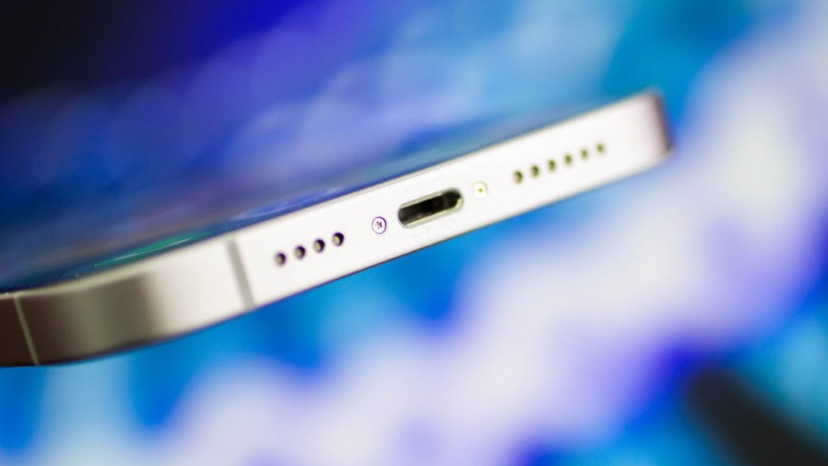 Mak_NeoT7's tweet photo. Seuls les iPhone 15 Pro auraient de l’USB-C avec une importante vitesse de transfert https://t.co/pZdftH6fYn https://t.co/mFl57PLZHZ