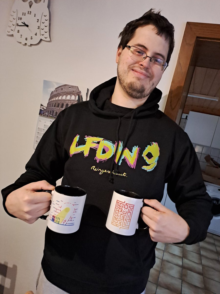 Harry_Holmes_HP's tweet photo. Heute ist schon mein #LFDW9 Hoodie + die beiden Tassen für mich und meine Freundin sind auch gekommen + Plus die Tasse von letzes jahr Gratis oben drauf 😀🥳🥳 @LootFuerDieWelt https://t.co/orUHYr51WG