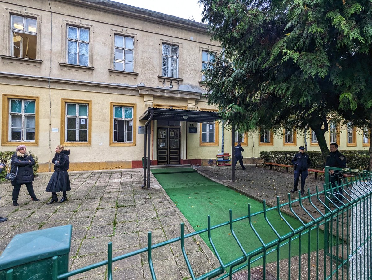 aygourus's tweet photo. I škole došle na red s dojavama o bombi. Policija češlja OŠ Horvati. https://t.co/JyMZFFn8Pq