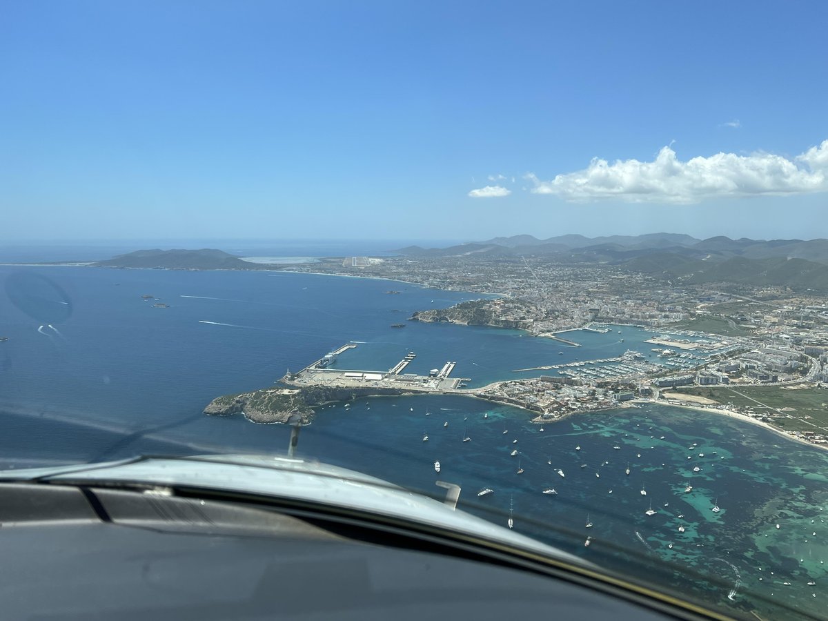 [📸 #JeudiPhoto]
Ibiza landing 🏝
#FlyVallJet

Contact us :
☎️ : +33 1 74 253 175
✉️ : charter@valljet.com