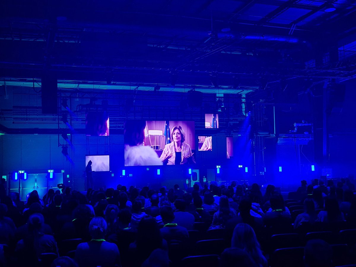 timo_kon's tweet photo. Gerade noch virtuell, später auch live vor Ort. Ministerpräsidentin Malu #Dreyer bei der Eröffnung der #ConCon22: Medienkompetenz ist Demokratiekompetenz - u.a. darum geht es bei der #ContentConvention. https://t.co/vlXEm0i7bQ
