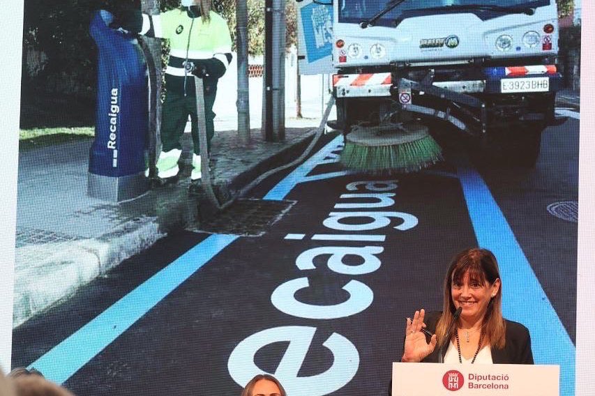 GavaImpulsa's tweet photo. @SmartCityexpo @diba @gebadia @AjuntamentGava Aquest projecte, fet en col·laboració amb @CETAQUA i @Agbar, vol crear una cultura de desenvolupament sostenible a través d'accions concretes com #Recaigua, un punt de recàrrega intel·ligent d'aigua subterrània no potable per al rec i neteja de carrers. ⭐⭐⭐⭐⭐ (2/3) https://t.co/FgMKisWIp8