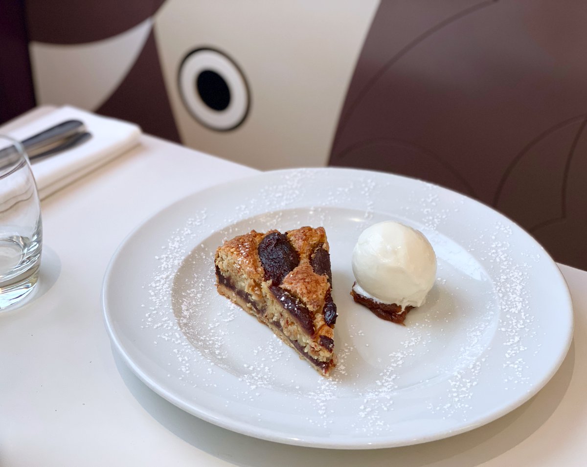 Chef Gabriele and his freshly baked deliciously delectable date tart 👨🏻‍🍳 

Now on the menu in #OLIVOMARE served with homemade grappa jam and crème fraîche 😋