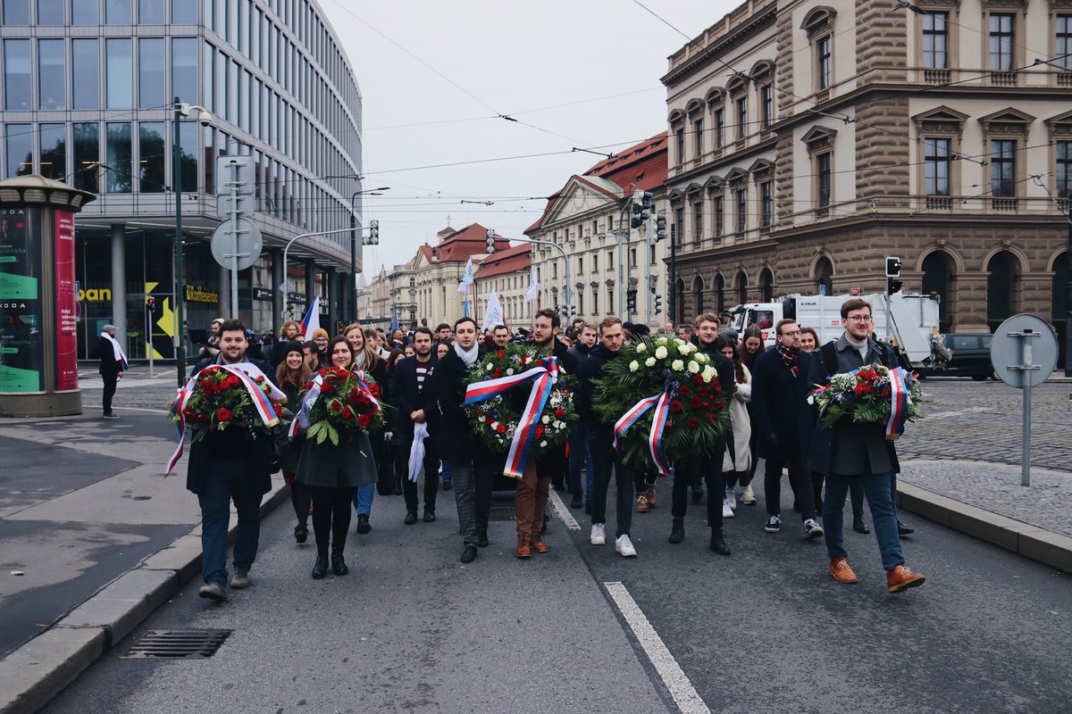 🇨🇿✌🏻 Již tradičně si připomínáme studentský průvod, který vyrazil 17. listopadu 1989 z Albertova. Právě jsme vyšli symbolicky od Hlávkovy koleje, kde byl ubytován Jan Opletal a míříme k jeho pamětní desce v Žitné ulici. Přidejte se k průvodu.