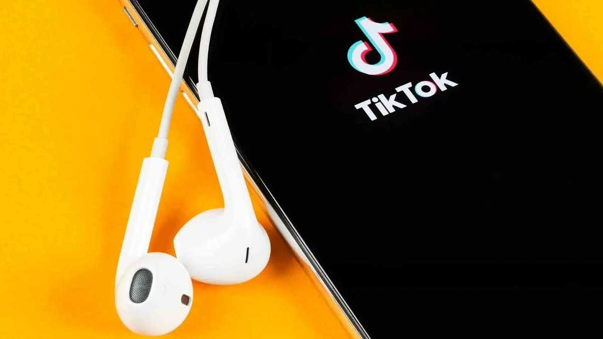 thebookseller's tweet photo. .@tiktok_uk is launching a new “books” category in TikTok Shop that will enable users of the social media platform to buy titles from partnered organisations including @HarperCollinsUK, @WHSmith, @BloomsburyBooks and @bookshop_org_UK.

Read here: https://t.co/XuxWNUowgU https://t.co/b4011FNPqh