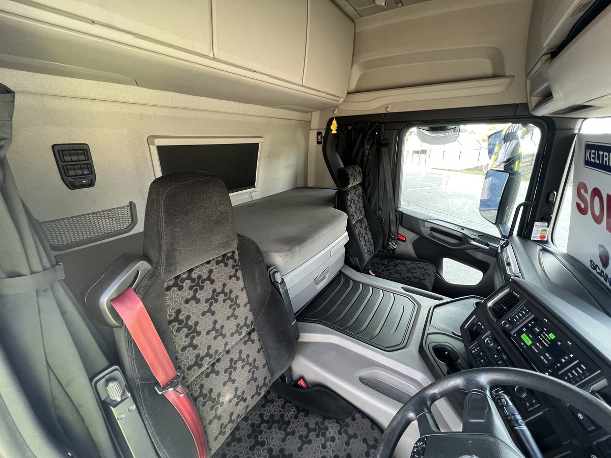 #ForSale: June 2019 #Scania P450 6x2/2 high roof Euro 6 400-500,000kms Full air suspension 2 pedal auto 300L capacity Brushed alloys 3* #DirectVision rating Full camera system Sat nav Rear storage lockers Choice 12 months #ScaniaGo driveline assurance ➡️ used.keltruckscania.com/used-scania-tr…