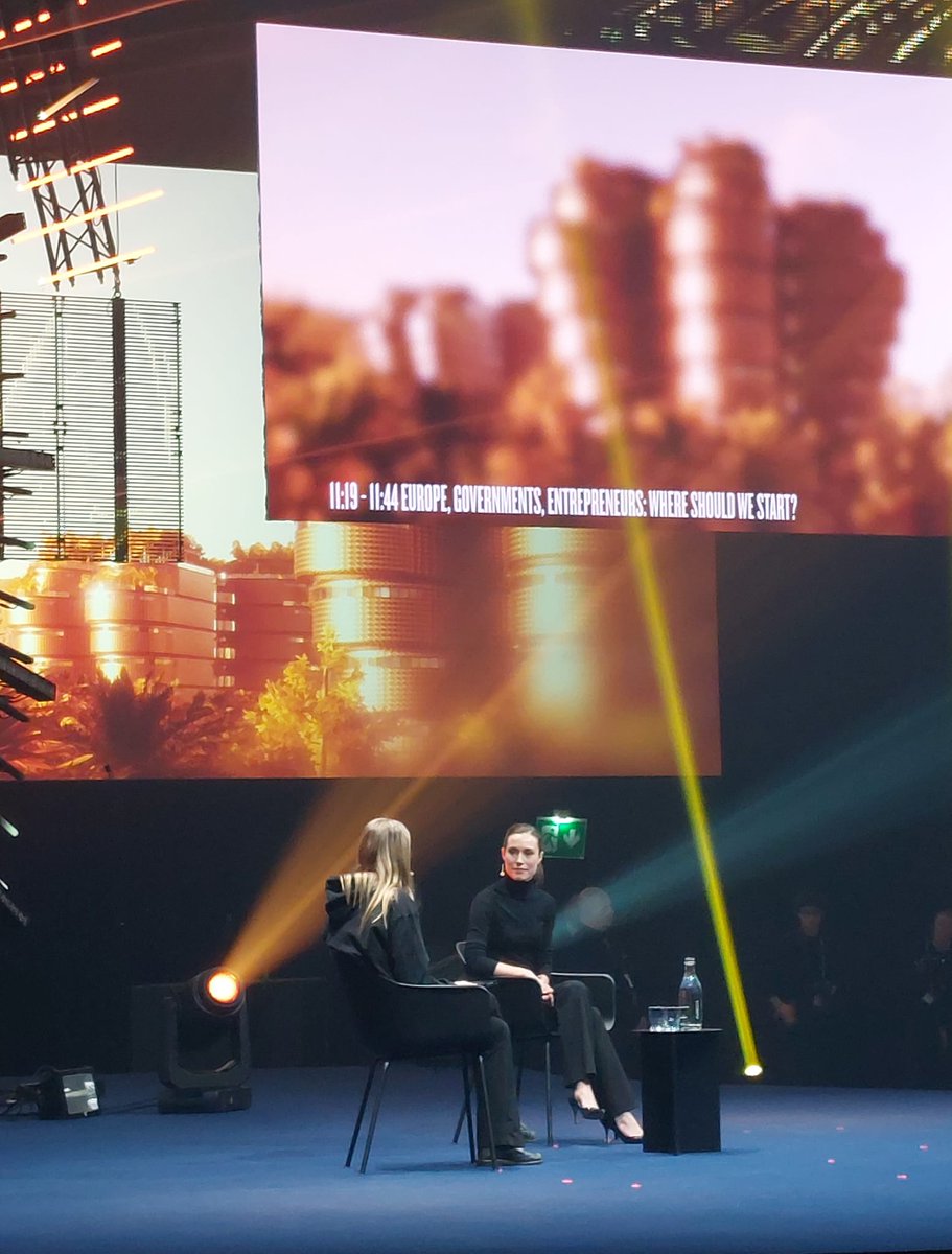 Nyt täytyy rakentaa tulevaisuutta, investoida oikeisiin teknologioihin ja pitää huoli omasta kyvystä tuottaa energiaa <a href="/MarinSanna/">Sanna Marin</a> #Slush2022
