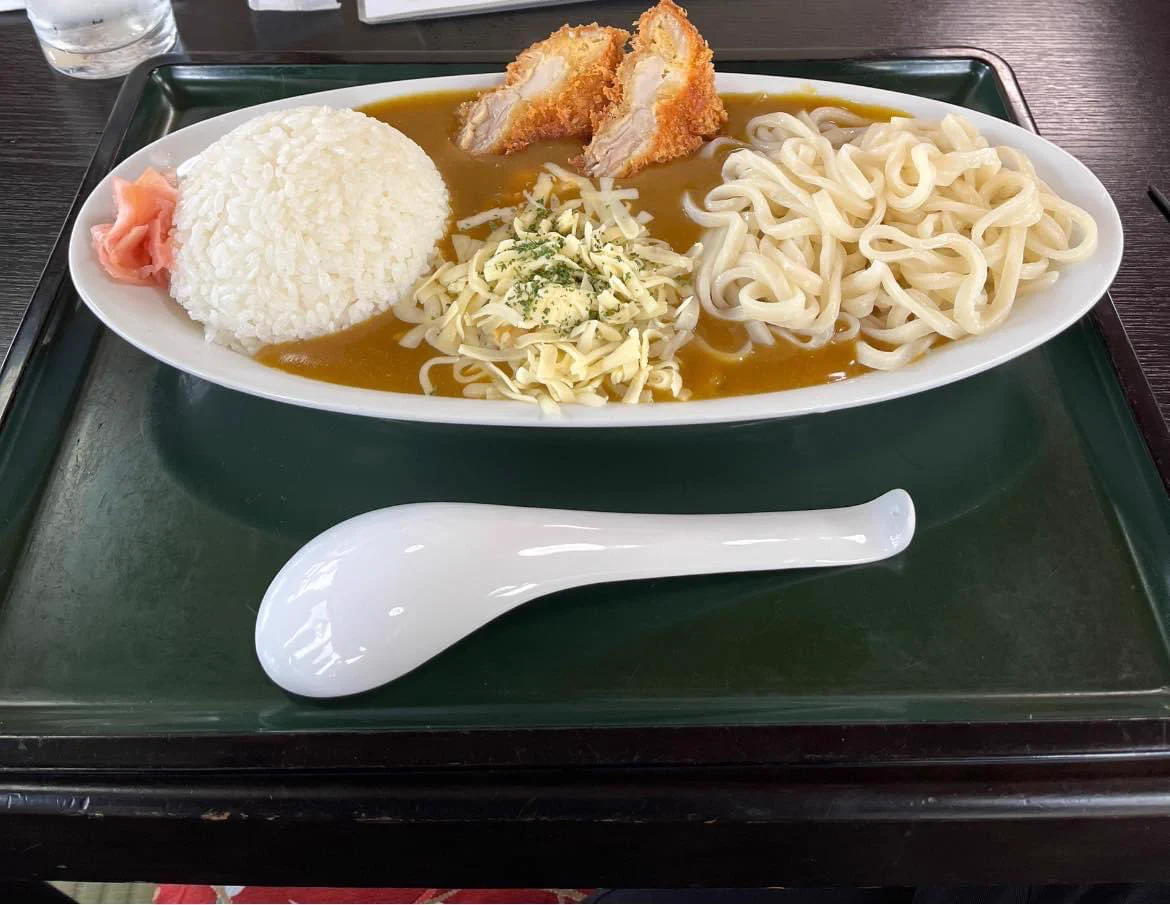 セットメニューじゃないの！？想像を超える「チーズカツカレー南蛮うどん」。