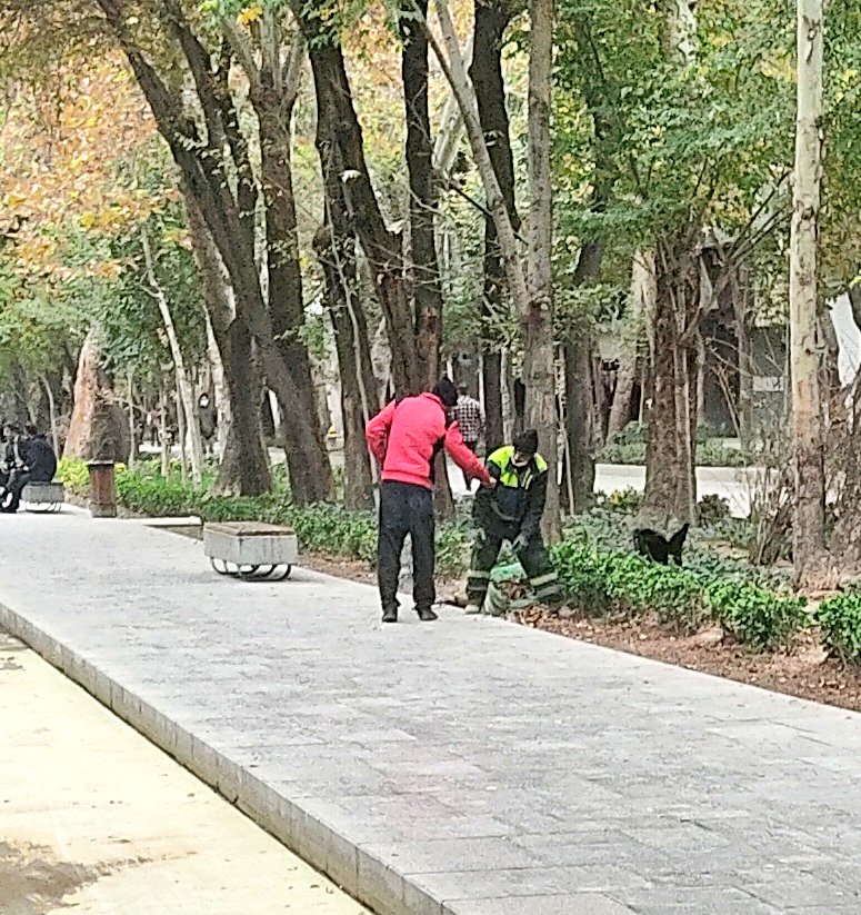 امروز با اینکه چهارباغ اعتصاب کامل بود ولی زیبایی خودشو داشت.
این آقا که میبینید با خانومش که کاملا محجبه بود و با چادر بود ، اومده بود 
خانومش به دختر هایی که روسری نداشتند شکلات میداد خودش هم به بقیه
فرق مذهبی و عرزشی اینه ، دمتون گرم باشرفا
#مهسا_امینی