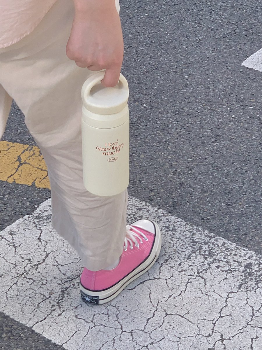 olivet_official's tweet photo. surprise 📣

#rt • follower 추첨 한 분께 텀블러를 보내드립니다!

많은 분들이 기다려주신 스트로베리 텀블러가 제작 진행 중입니다. 
잠시 후 8시부터 자사몰에서 프리오더를 진행하며, 배송은 28일부터 순차적으로 배송될 예정입니다 💗
(쇼룸에서도 구매 가능합니다.)
https://t.co/UYXtNtYYT2 https://t.co/ODl4oRe8U6