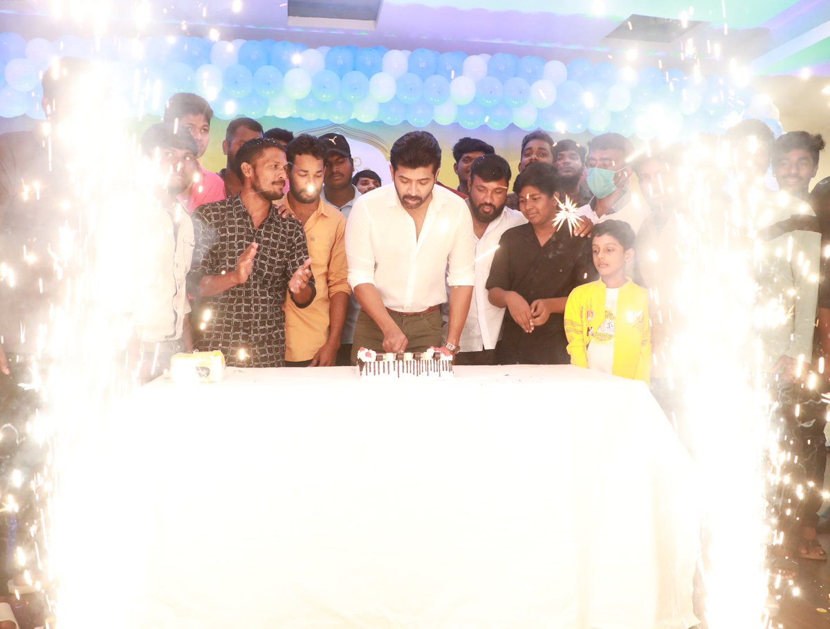allindiaavfc's tweet photo. A Special Birthday Common Cover Picture of our #STYLISHSTAR @arunvijayno1 Anna's will be out Today @ 08:00 PM π
#AVBirthdayBlast π
π#ArunVijay #AVCCP #AVfans π
Design: @Yegneshhari π₯ https://t.co/rCIYx0oQjJ