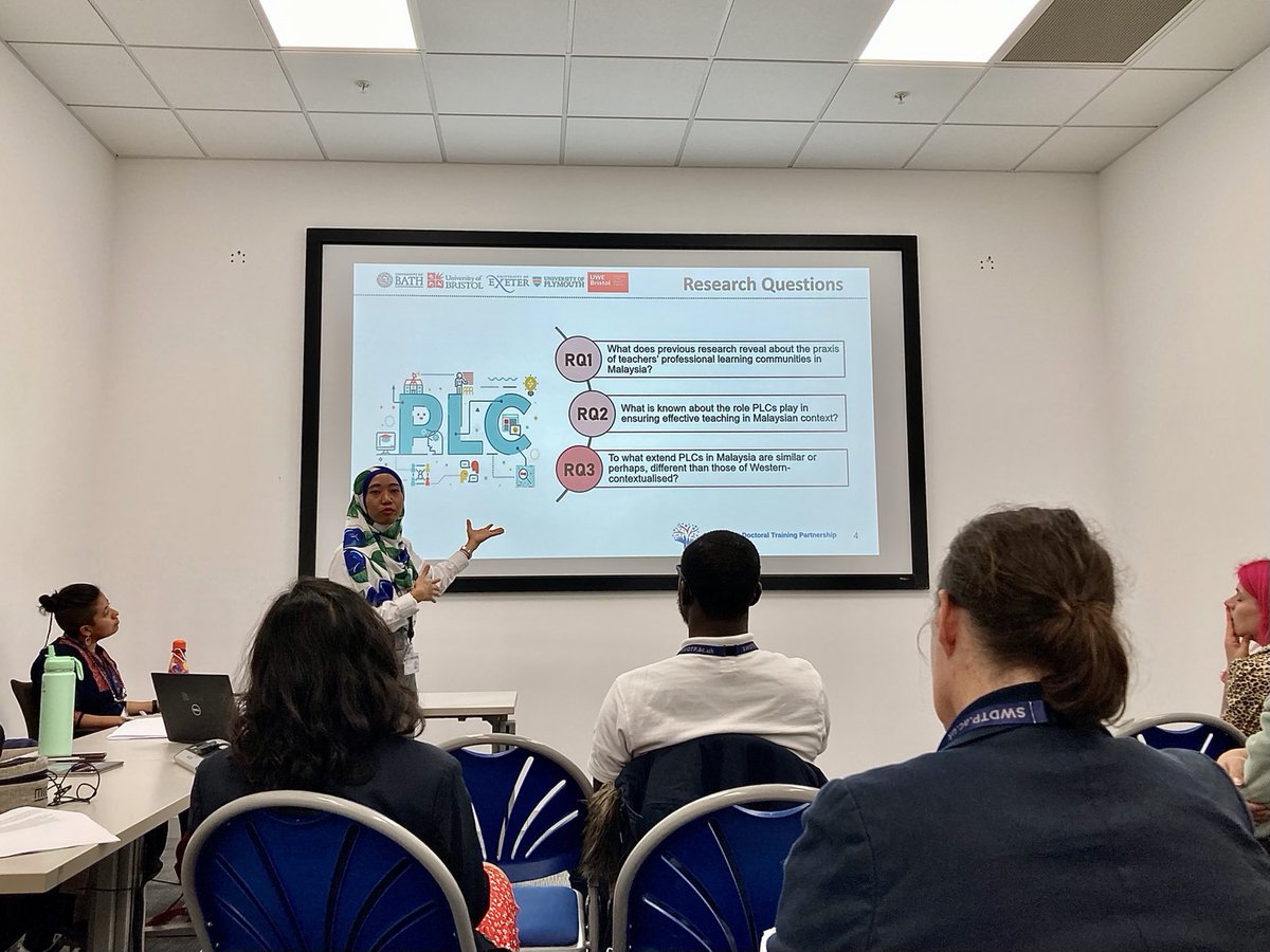 universe_circus's tweet image. Nako Abdullah mapping ELT Communities of Practice in Malaysia with a scoping review 📚🔬 @SWDTPConference ⁦⁦@_SWDTP⁩